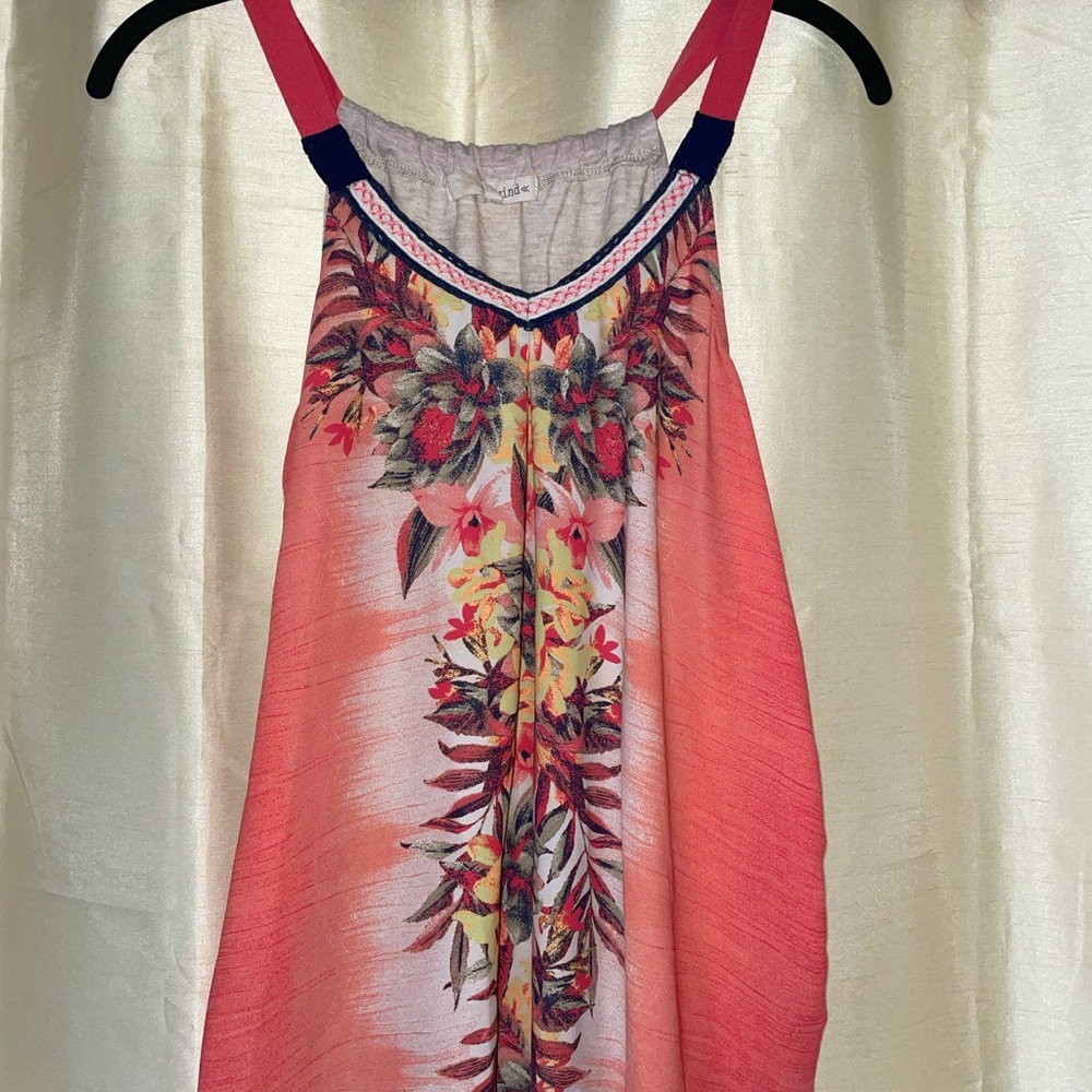 Tropical and colorful tank top! Light and airy in great condition!💗🌴🍍